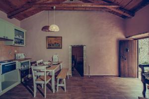 a kitchen with a table and chairs in a room at La Casa Di Nonna in Koríthion