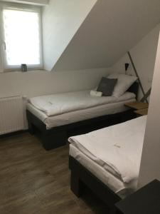 Łóżko lub łóżka w pokoju w obiekcie Kimanoclegi