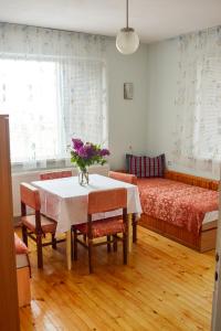 Ein Restaurant oder anderes Speiselokal in der Unterkunft Velkovski Guest House 