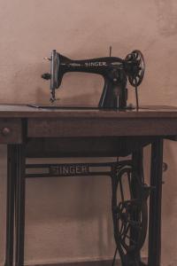 a sewing machine sitting on top of a wooden table at La Casa Di Nonna in Koríthion