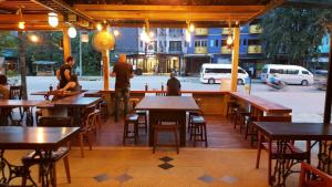 un grupo de personas sentadas en mesas en un restaurante en Chatchada House, en Ao Nang Beach