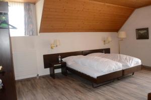Gasthof Löwen Worb bei Bern客房内的一张或多张床位