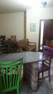 uma sala de jantar com uma mesa e duas cadeiras em Recanto Pau Brasil em Sete Lagoas