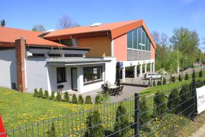 ein Haus mit einem Zaun davor in der Unterkunft Freizeitcenter Bad Sachsa in Bad Sachsa