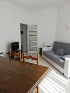 een woonkamer met een bank en een tafel bij Là Mì Cà in La Spezia