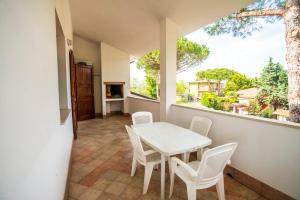 d'une salle à manger avec une table, des chaises et une fenêtre. dans l'établissement Agenzia Vear - Lido di Volano, à Lido di Volano