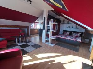 ein Wohnzimmer mit einer roten Decke und einer roten Couch in der Unterkunft Apartments am Sund in Stralsund