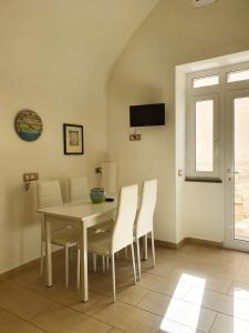 una sala da pranzo con tavolo e sedie di Vivalavida Ischia a Ischia