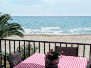 uma mesa numa varanda com a praia ao fundo em Paraiso frente al mar Apto duplex em Comarruga