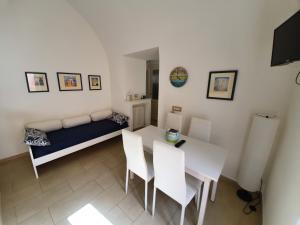 een kamer met een bed en een tafel en stoelen bij Vivalavida Ischia in Ischia