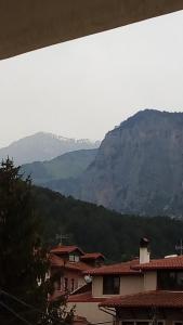 A general mountain view or a mountain view taken from Az apartmant