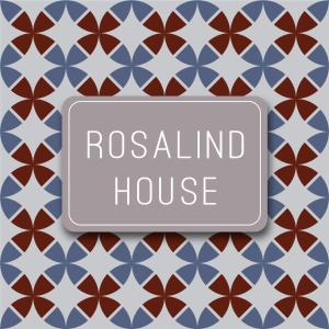 un tableau blanc avec les mots «maison radiale» sur un motif de mosaïque dans l'établissement Rosalind House, à Carlisle