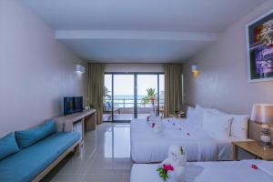 una camera d'albergo con due letti e un divano di Villa Cha-Cha Salad Beach Koh Phangan a Salad Beach