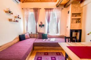 a large bed in a room with a large window at Spiti Lagis in Chlomatianá