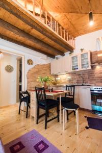 a kitchen with a table and chairs in a room at Spiti Lagis in Chlomatianá