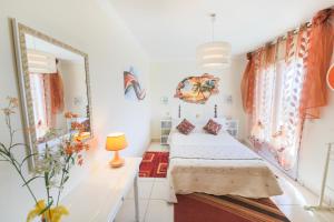 En eller flere senge i et værelse på LA CASETTA DEI FIORI VI3078 + 46 billeder