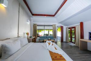 ein Schlafzimmer mit einem großen weißen Bett und ein Wohnzimmer in der Unterkunft Villa Cha-Cha Salad Beach Koh Phangan in Salad Beach + 109 Fotos