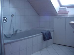 Ванная комната в Ferienwohnung Wolfersdorf