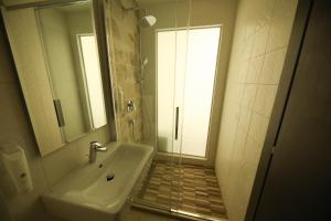 Koupelna v ubytování Hotel Delfin + 37 fotografií