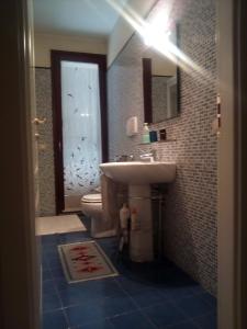y baño con lavabo y aseo. en B&B Zia Lelly, en Fano