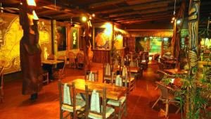 Um restaurante ou outro lugar para comer em Hotel Manavai