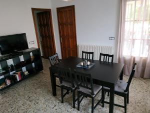 Televízia a/alebo spoločenská miestnosť v ubytovaní Les oliveres de l'Empordà