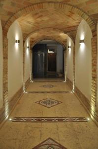 un corridoio vuoto con pavimento piastrellato in un edificio di Antica Interamnia a Teramo
