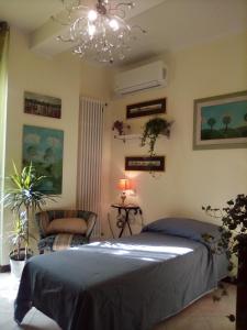 1 dormitorio con cama y lámpara de araña en B&B Zia Lelly, en Fano
