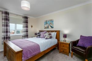 Een bed of bedden in een kamer bij Arran View - Donnini Apartments