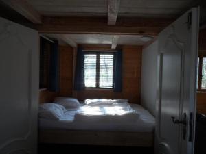 a bedroom with two beds in a room with a window at Hoeveheikant Chalets in Lage Mierde