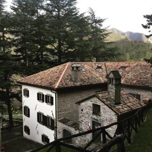 un grande edificio bianco con tetto marrone di Il Palazzo Ridracoli a Bagno di Romagna