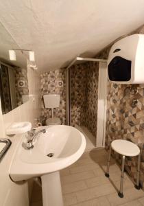 ミラッツォにあるIl Covo sul portoのバスルーム(白いシンク、シャワー付)