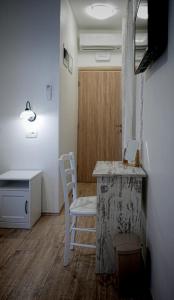 a room with a desk and a table and chairs at Casa Rossa Motovun in Motovun