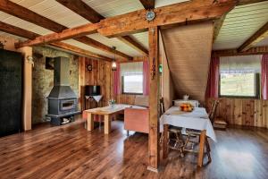 comedor con mesa y fogones en Peace of Nature ***, en Slunj