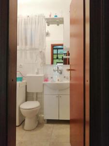 Bilik mandi di Apartments Mira
