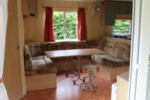 Posezení v ubytování Camping Familial paisible avec piscine, mobil home , chalet, Studio & emplacement nue