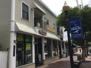 un feu de rue devant un bâtiment avec un magasin dans l'établissement Beach Fantasy Apartment Suites, à Old Orchard Beach