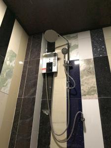 y baño con ducha. en The loft residence en Bangkok