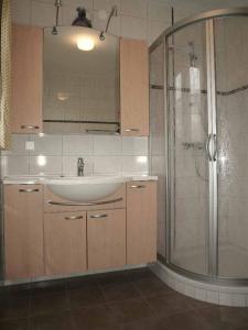 ein Bad mit einem Waschbecken und einer Dusche in der Unterkunft Ferienwohnung Uhrmann Franz in Lindberg