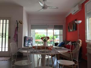 TV a/nebo společenská místnost v ubytování Nice apartment 80 meters from the beach
