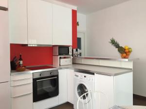 Kuchyň nebo kuchyňský kout v ubytování Nice apartment 80 meters from the beach