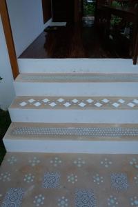 un conjunto de escaleras con flores blancas. en Paiyannoi Guesthome en Chiang Mai