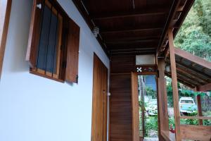 Habitación con puerta y ventana en Paiyannoi Guesthome en Chiang Mai