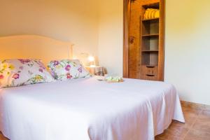 A bed or beds in a room at Villa Pula Viñas Country villa 3 bedrooms pool and fabulous views of the Pula golf course near Son servera