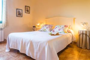 A bed or beds in a room at Villa Pula Viñas Country villa 3 bedrooms pool and fabulous views of the Pula golf course near Son servera