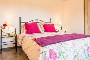 A bed or beds in a room at Villa Pula Viñas Country villa 3 bedrooms pool and fabulous views of the Pula golf course near Son servera