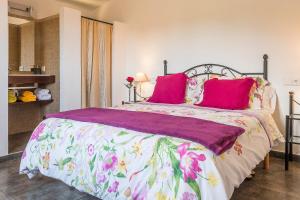 A bed or beds in a room at Villa Pula Viñas Country villa 3 bedrooms pool and fabulous views of the Pula golf course near Son servera