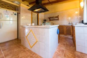 A kitchen or kitchenette at Villa Pula Viñas Country villa 3 bedrooms pool and fabulous views of the Pula golf course near Son servera