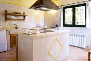 A kitchen or kitchenette at Villa Pula Viñas Country villa 3 bedrooms pool and fabulous views of the Pula golf course near Son servera