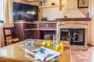 A kitchen or kitchenette at Villa Pula Viñas Country villa 3 bedrooms pool and fabulous views of the Pula golf course near Son servera